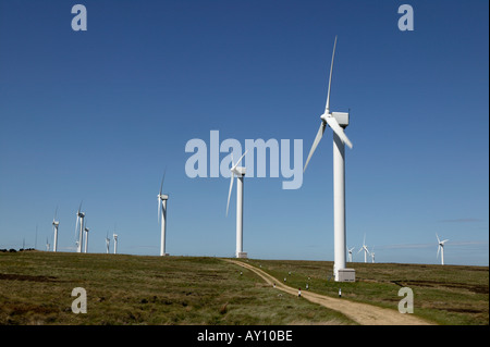 VIERZEHN WINDKRAFTANLAGEN AUF OVENDEN MOOR WEST YORKSHIRE ENGLAND GROßBRITANNIEN VEREINIGTES KÖNIGREICH UK Stockfoto