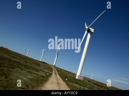 WINDKRAFTANLAGEN AUF OVENDEN MOOR WEST YORKSHIRE ENGLAND GROßBRITANNIEN VEREINIGTES KÖNIGREICH UK Stockfoto