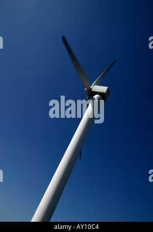 EINZELNE WINDKRAFTANLAGE GEGEN BLAUEN HIMMEL OVENDEN MOOR WEST YORKSHIRE ENGLAND GROßBRITANNIEN VEREINIGTES KÖNIGREICH UK Stockfoto