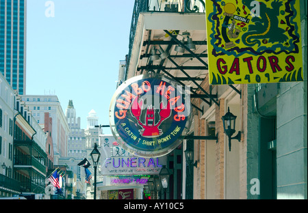 Blick nach unten Bourbon Street im French Quarter in New Orleans Louisianna USA Stockfoto