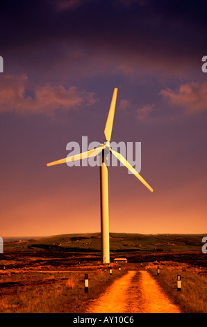 EINZELNE WINDTURBINE IN MOORLANDSCHAFT BEI TWILIGHT OVENDEN MOOR WEST YORKSHIRE ENGLAND GROßBRITANNIEN VEREINIGTES KÖNIGREICH UK Stockfoto