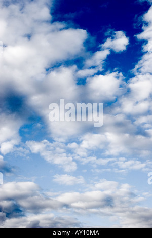 gepunktete al Wolken über einen blauen Himmel Stockfoto