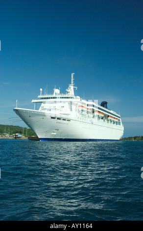 Das Kreuzfahrtschiff der norwegischen See verankert in der Nähe von Roatan, Honduras Stockfoto