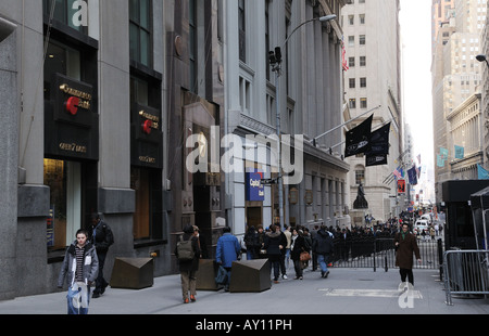 Touristen und Büroangestellte drängen sich Wall Street in Lower Manhattan. Stockfoto