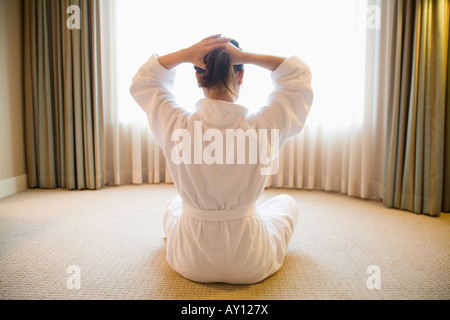 Junge Frau binden Haare Stockfoto