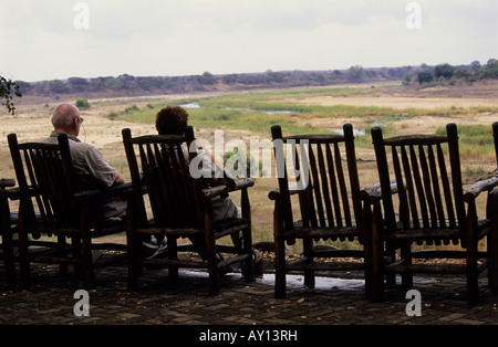 Landschaft, Krüger-Nationalpark, Südafrika, Menschen, Senioren auf Stühlen sitzend, Aussichtsterrasse, Letaba-Rastlager, afrikanische Landschaften Stockfoto