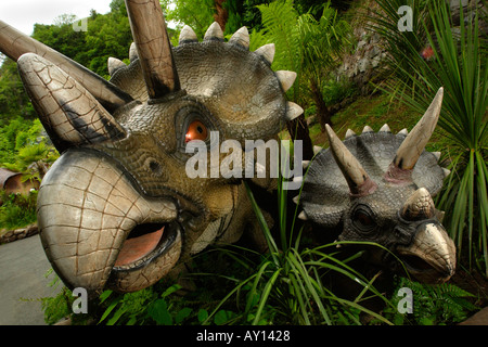 Triceratops im weltweit größten Dinosaurier-Park Dan yr Ogof in Brecon Beacons National Park Wales mit 135 lebensgroße Dinosaurier Stockfoto