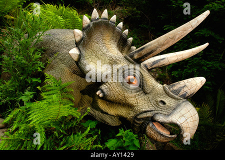 Triceratops im weltweit größten Dinosaurier-Park Dan yr Ogof in Brecon Beacons National Park Wales mit 135 lebensgroße Dinosaurier Stockfoto