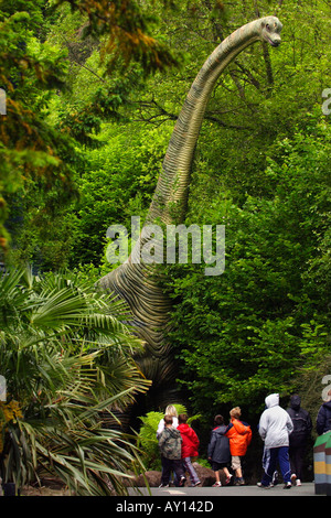 Brachiosaurier in die Welten größte Saurierpark bei Dan yr Ogof Showcaves in Brecon Beacons National Park Powys Wales Großbritannien Stockfoto