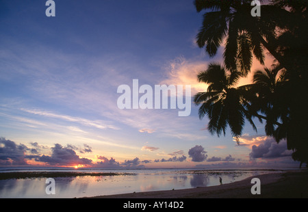 Sonnenuntergang über einem Strand und die Lagune auf Rarotonga Cookinseln South Pacific Stockfoto