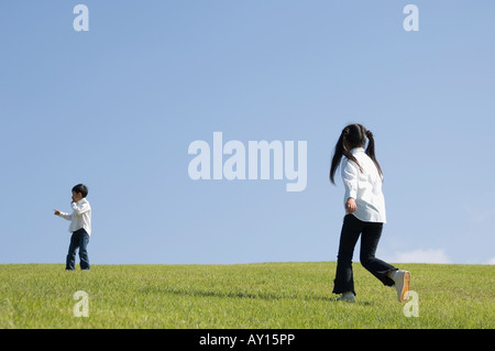 Kinder spielen im Feld Stockfoto