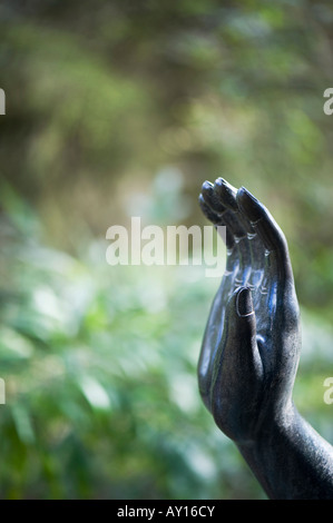 Stein Buddha Hand. Zündeten Arboretum, Gloucestershire, England Stockfoto