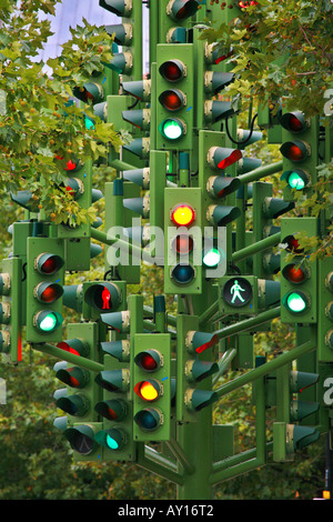 Ampel-Skulptur auf einer Verkehrsinsel Canary Wharf in London Stockfoto