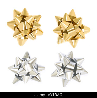 Goldene und silberne Geschenk Bögen isoliert auf weiss Stockfoto