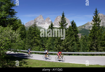 Radfahrer am Sellajoch, mit Spitzenwerten von Langkofel im Hintergrund, Dolomiten, Italien Stockfoto