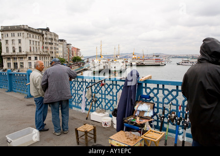 Zwei Männer Angeln und im Chat auf der Galata-Brücke in Istanbul in der Türkei Stockfoto