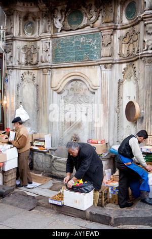 Straßenhändler verkaufen am Gewürzmarkt in Fatih, Eminönü in Istanbul, Türkei Stockfoto