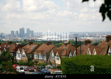 Blick vom Brinklow Crescent auf schützen Hügel mit Blick auf den Millennium Dome und Canary Wharf, London Stockfoto