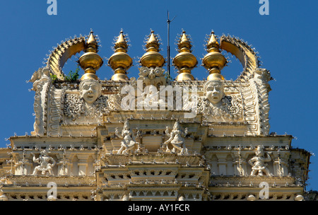 Detail an der Sri Bhuvaneshwari hindu-Tempel in der Maharadschas Palast mysore Stockfoto