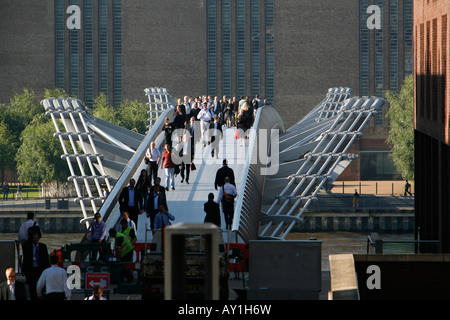 Pendler, die zu Fuß über die Millennium Bridge, Bankside, London Stockfoto