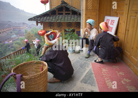 Chinesische Frauen in lokalen Kleid Stockfoto