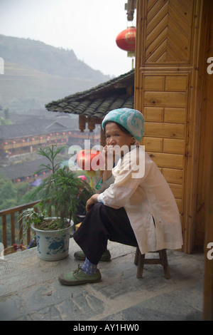 Chinesin in lokalen Kleid Stockfoto
