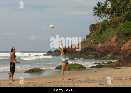 Junges Paar spielen Beach-Volleyball am Strand in Varkala, Kerala, Indien Stockfoto