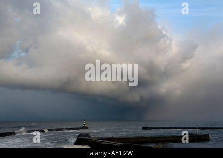 Ein Schneesturm über Seaham Pier und Hafen in der Grafschaft Durham während ein Frühling Sturm. England, Großbritannien Stockfoto