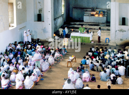 Die Kohlis Mumbai folk Indianergemeinde Teilnahme an katholischen Gottesdienst in den Ruinen einer alten portugiesischen Kirche Vasai Stockfoto