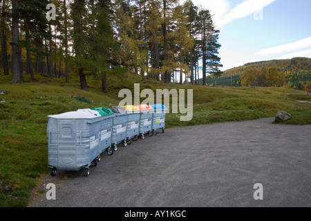 Mülltonne. Neue Metall-Recycling-Behälter, Papierwiederverwendung, Kunststoffrecycling in abgelegenen ländlichen Waldparkanlagen, Braemar, Cairngorms National Park, Schottland, Großbritannien. Stockfoto