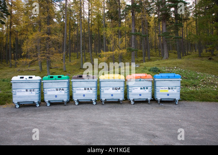 Mülltonne. Neue Metall-Recycling-Behälter, Papierwiederverwendung, Kunststoffrecycling in abgelegenen ländlichen Waldparkanlagen, Braemar, Cairngorms National Park, Schottland, Großbritannien. Stockfoto