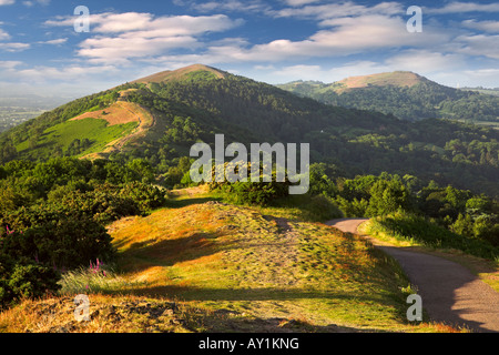 Blick nach Süden entlang der Malvern Hills aus den unteren Hängen des Worcester Leuchtfeuer in Richtung Herefordshire Beacon Stockfoto