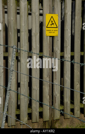 Zeichen sagen "Lebensgefahr: Keep Out" am Lattenzaun hinter Stacheldraht Stockfoto