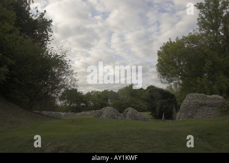 Teil der äußeren Ruinen von Bramber Castle (c1070) in der Nähe von Steyning, West Sussex, England. Stockfoto