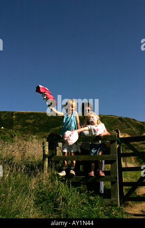 Mutter und zwei Kinder auf der Pembrokeshire Coastal Path Willkommen in Pembrokeshire Stockfoto