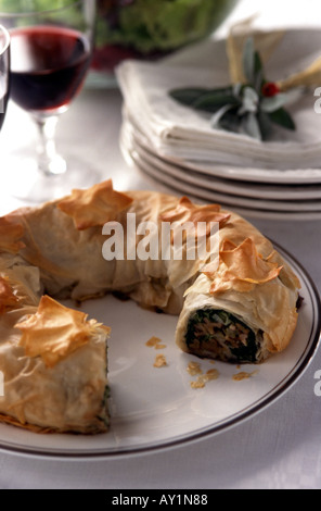 Nussbaum und Spinat in Blätterteig als vegetarische Alternative für Weihnachtsessen mit Ausschnitt Sternen dekoriert verpackt Stockfoto