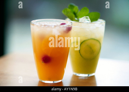 Zwei Gläser frisch zubereitete Fruchtcocktails oder smoothies Stockfoto
