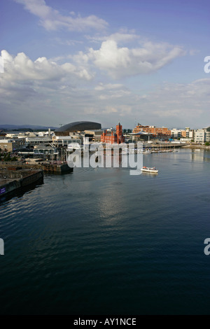 Cardiff Bay, zeigt Mermaid Quay, das Wales Millennium Centre Stockfoto