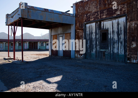 Alte Gas & Service Station mit Auto Court im Hintergrund. Stockfoto