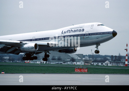 Jumbo Jet abheben von der Startbahn am Flughafen Frankfurt Stockfoto