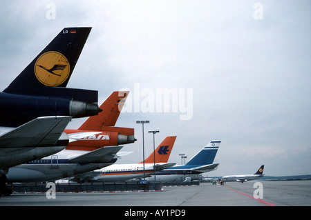 Tails von Flugzeugen aufgereiht bereit für Passagiere zu begeben Stockfoto