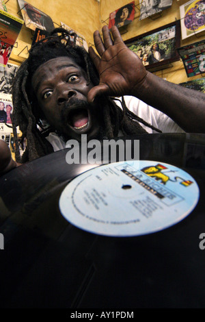 Rastafari DJ bei Tuff Gong Records in Kingston Jamaica Stockfoto