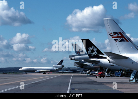 Flugzeuge, die aufgereiht bereit für Passagiere zu begeben Stockfoto