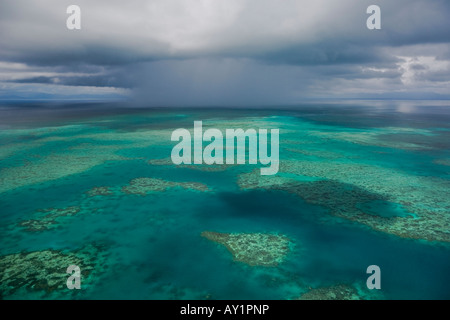 Emporragende Cumulonimbus Wolke über eine Luftaufnahme des Great Barrier Reef Australien Stockfoto