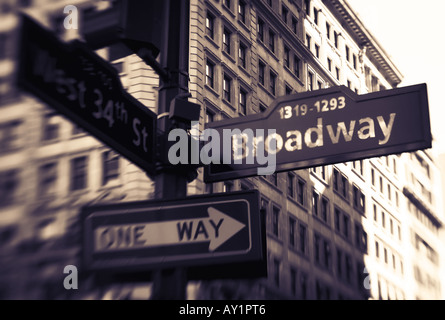 Eine Möglichkeit, West 34th St und Broadway Street Zeichen an einer Straßenecke in Manhattan, New York, USA Stockfoto