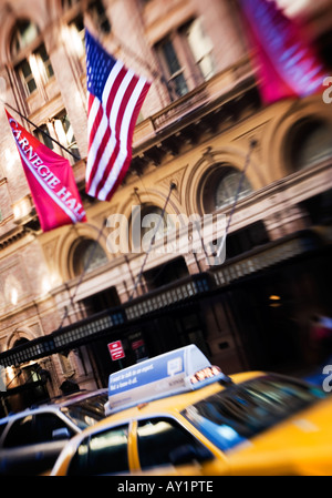 Direkt an der berühmten Carnegie Hall, West 57th Street, Manhattan, New York Stockfoto