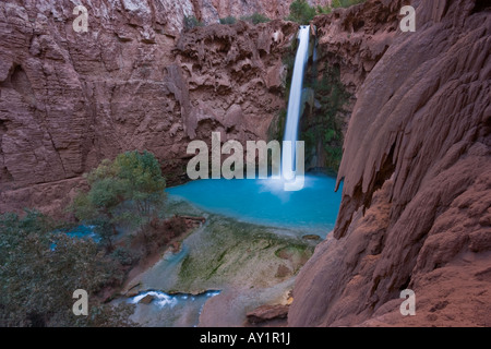 Langsam fließendes Wasser in das unglaublich türkisfarbene Wasser des Mooney Fälle, Grand Canyon, USA Stockfoto