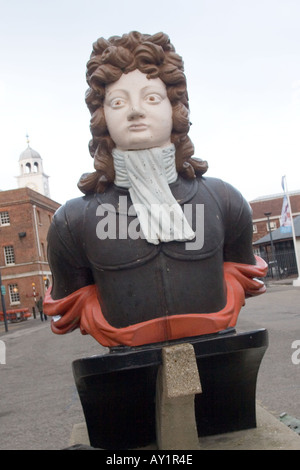 Aushängeschild von HMS Benbow am Eingang nach Portsmouth Royal Navy Dockyard Hampshire UK. Stockfoto