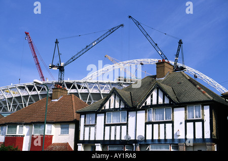 Das neue Wembley-Stadion während der Bauphase aus einer Straße in der umliegenden Gegend London City England UK Stockfoto