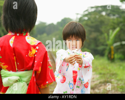 Nahaufnahme von zwei Mädchen stehen auf Gleisen Stockfoto